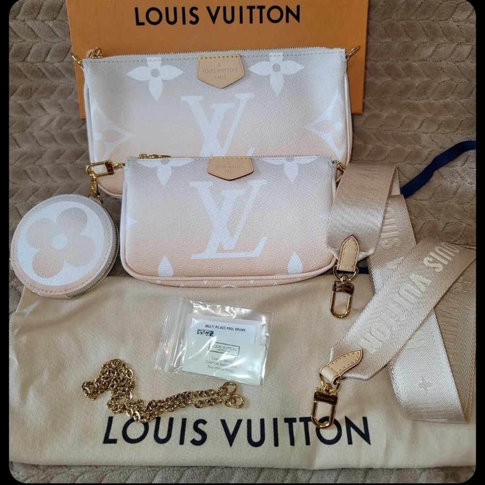 © 
AUTHENTIC LOUIS VUITTON MULTI
POCHETTE BANDOULIERE
JAQUARD BRUME BY THE POOL